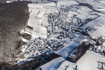 Winterluftbild im Schnee vom Pleisweiler in Pleisweiler-Oberhofen im Bundesland Rheinland-Pfalz, Deutschland