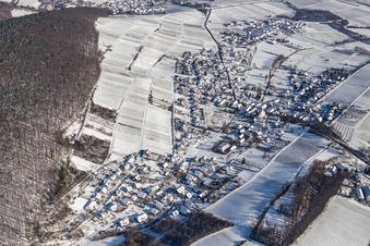 Winterluftbild im Schnee vom Pleisweiler in Pleisweiler-Oberhofen im Bundesland Rheinland-Pfalz, Deutschland
