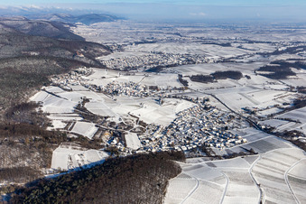 Winterlich schneebedeckte Dorfkern am Rande von Weinbergen und Winzer- Gütern im Weinbaugebiet Südliche Weinstraße in Gleishorbach in Gleiszellen-Gleishorbach im Bundesland Rheinland-Pfalz, Deutschland