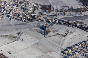 Winterluftbild im Schnee der St. Dionysius Kapelle im Ortsteil Gleiszellen in Gleiszellen-Gleishorbach im Bundesland Rheinland-Pfalz, Deutschland