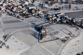 Winterluftbild im Schnee der St. Dionysius Kapelle im Ortsteil Gleiszellen in Gleiszellen-Gleishorbach im Bundesland Rheinland-Pfalz, Deutschland