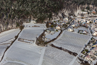 Winterluftbild im Schnee im Ortsteil Gleiszellen in Gleiszellen-Gleishorbach im Bundesland Rheinland-Pfalz, Deutschland