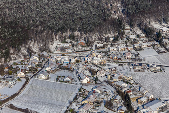 Winterluftbild im Schnee von Gleiszellen, Kirchbergstr in Gleiszellen-Gleishorbach im Bundesland Rheinland-Pfalz, Deutschland