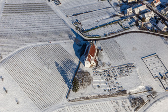 Winterlich schneebedecktes Kirchengebäude der Kapelle Dionysius im Ortsteil Gleishorbach in Gleiszellen-Gleishorbach im Bundesland Rheinland-Pfalz, Deutschland