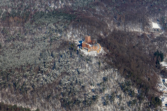Winterlich schneebedeckte Ruine und Mauerreste der ehemaligen Burganlage Burg Landeck in Klingenmünster im Bundesland Rheinland-Pfalz, Deutschland