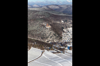 Winterluftbild im Schnee von Burg Landeck in Klingenmünster im Bundesland Rheinland-Pfalz, Deutschland