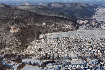 Winterluftbild im Schnee in Klingenmünster im Bundesland Rheinland-Pfalz, Deutschland