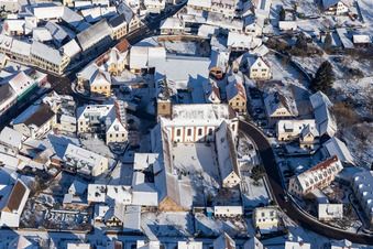 Winterluftbild im Schnee des Kloster Klingenmünster im Bundesland Rheinland-Pfalz, Deutschland