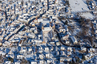 Winterluftbild im Schnee des Kloster Klingenmünster im Bundesland Rheinland-Pfalz, Deutschland