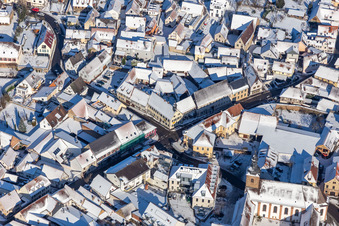 Winterluftbild im Schnee des Ortszentrum Klingenmünster im Bundesland Rheinland-Pfalz, Deutschland