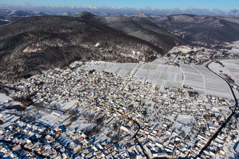 Winterluftbild im Schnee in Klingenmünster im Bundesland Rheinland-Pfalz, Deutschland