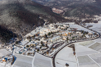 Winterlich schneebedeckte Klinikgelände des Krankenhauses Klinik für Kinder-/Jugendpsychiatrie und -psychotherapie im Ortsteil Pfalzklinik Landeck in Klingenmünster im Bundesland Rheinland-Pfalz, Deutschland