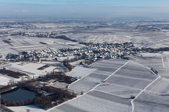 Winterluftbild im Schnee in Göcklingen im Bundesland Rheinland-Pfalz, Deutschland