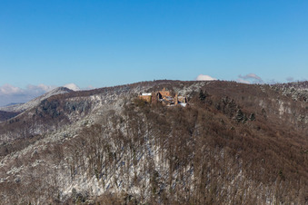 Winterluftbild im Schnee der Madenburg in Eschbach im Bundesland Rheinland-Pfalz, Deutschland