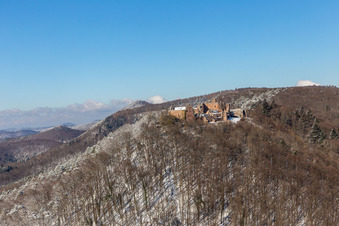 Winterluftbild im Schnee der Madenburg in Eschbach im Bundesland Rheinland-Pfalz, Deutschland