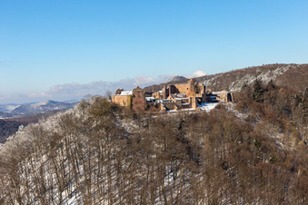Winterluftbild im Schnee der Madenburg in Eschbach im Bundesland Rheinland-Pfalz, Deutschland