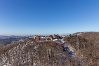 Winterlich schneebedeckte Ruine und Mauerreste der ehemaligen Burganlage Burgruine Madenburg in Eschbach im Bundesland Rheinland-Pfalz, Deutschland
