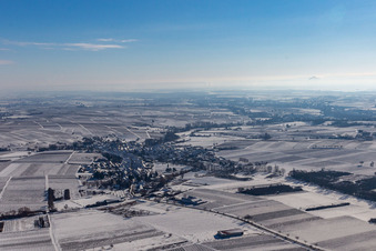 Winterluftbild im Schnee in Göcklingen im Bundesland Rheinland-Pfalz, Deutschland