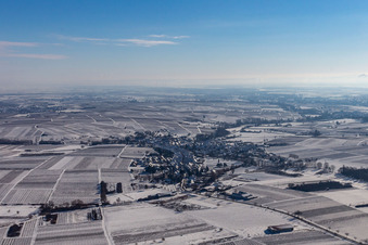 Winterluftbild im Schnee in Göcklingen im Bundesland Rheinland-Pfalz, Deutschland