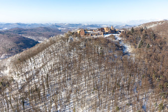 Winterluftbild im Schnee der Madenburg in Eschbach im Bundesland Rheinland-Pfalz, Deutschland