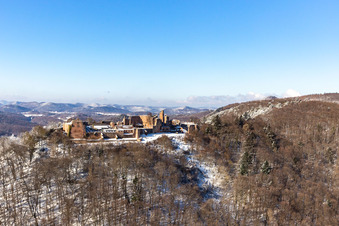 Winterluftbild im Schnee der Madenburg in Eschbach im Bundesland Rheinland-Pfalz, Deutschland