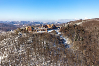 Winterluftbild im Schnee der Madenburg in Eschbach im Bundesland Rheinland-Pfalz, Deutschland