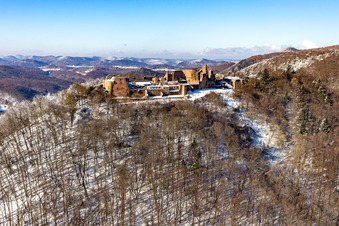 Winterluftbild im Schnee der Madenburg in Eschbach im Bundesland Rheinland-Pfalz, Deutschland