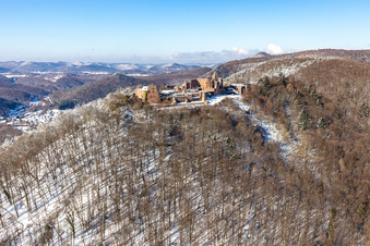 Winterluftbild im Schnee der Madenburg in Eschbach im Bundesland Rheinland-Pfalz, Deutschland