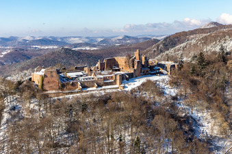 Luftbild von Winterlich schneebedeckte Ruine und Mauerreste der ehemaligen Burganlage Burgruine Madenburg in Eschbach im Bundesland Rheinland-Pfalz, Deutschland
