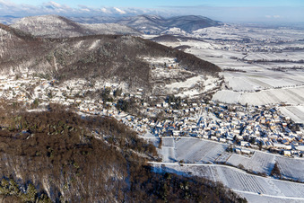 Winterluftbild im Schnee in Leinsweiler im Bundesland Rheinland-Pfalz, Deutschland
