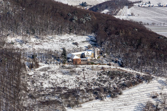 Winterluftbild im Schnee vom Slevogthof in Leinsweiler im Bundesland Rheinland-Pfalz, Deutschland
