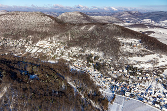 Winterluftbild im Schnee in Leinsweiler im Bundesland Rheinland-Pfalz, Deutschland