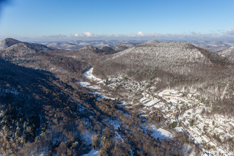 Winterluftbild im Schnee des Birnbachtal in Leinsweiler im Bundesland Rheinland-Pfalz, Deutschland