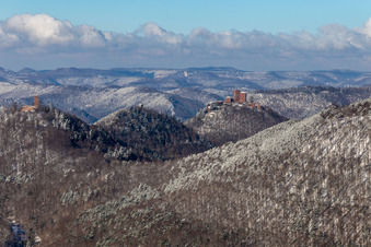 Winterluftbild im Schnee der drei Burgen Trifels, Anebos Scharfenberg vom Birnbachtal aus in Waldrohrbach im Bundesland Rheinland-Pfalz, Deutschland