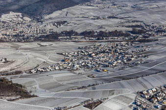 Winterluftbild im Schnee in Birkweiler im Bundesland Rheinland-Pfalz, Deutschland
