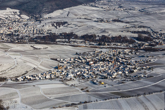 Winterluftbild im Schnee in Birkweiler im Bundesland Rheinland-Pfalz, Deutschland