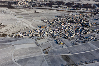 Winterluftbild im Schnee in Birkweiler im Bundesland Rheinland-Pfalz, Deutschland