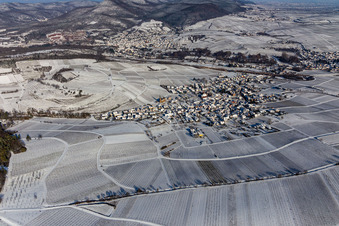 Winterluftbild im Schnee in Birkweiler im Bundesland Rheinland-Pfalz, Deutschland