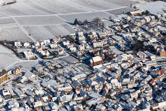 Winterluftbild im Schnee der protestantische Kirche in Birkweiler im Bundesland Rheinland-Pfalz, Deutschland