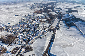 Winterluftbild im Schnee in Siebeldingen im Bundesland Rheinland-Pfalz, Deutschland