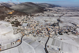 Winterluftbild im Schnee in Frankweiler im Bundesland Rheinland-Pfalz, Deutschland