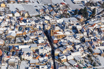 Winterluftbild im Schnee der protestantischen Kirche an der Weinstraße in Frankweiler im Bundesland Rheinland-Pfalz, Deutschland