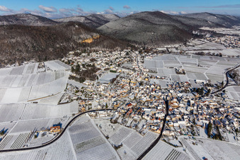 Winterluftbild im Schnee in Frankweiler im Bundesland Rheinland-Pfalz, Deutschland
