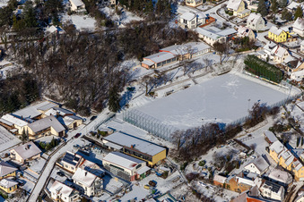 Winterluftbild im Schnee des Sportplatz in Frankweiler im Bundesland Rheinland-Pfalz, Deutschland