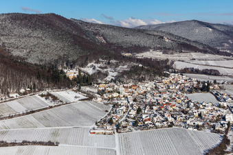 Winterluftbild im Schnee in Gleisweiler im Bundesland Rheinland-Pfalz, Deutschland