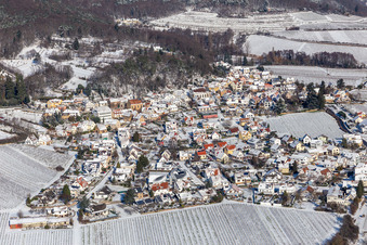 Winterluftbild im Schnee in Gleisweiler im Bundesland Rheinland-Pfalz, Deutschland