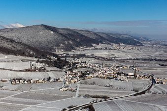Winterluftbild im Schnee in Burrweiler im Bundesland Rheinland-Pfalz, Deutschland