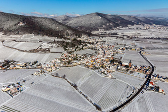 Winterluftbild im Schnee in Burrweiler im Bundesland Rheinland-Pfalz, Deutschland