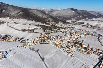 Winterluftbild im Schnee in Burrweiler im Bundesland Rheinland-Pfalz, Deutschland