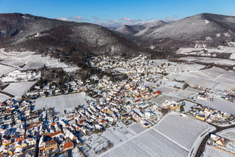 Winterluftbild im Schnee in Burrweiler im Bundesland Rheinland-Pfalz, Deutschland